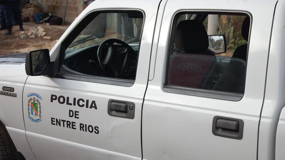 La víctima fue encontrada en la vereda y logró revelar quién fue el agresor.