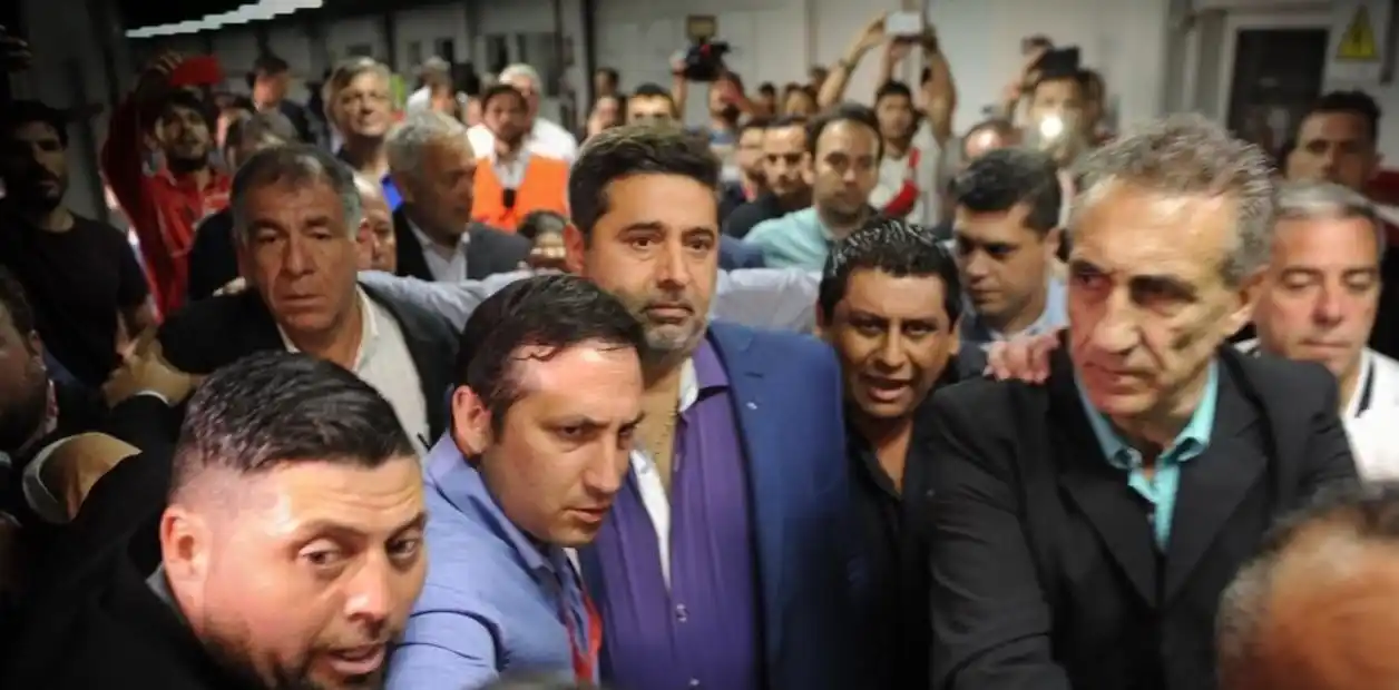 Los negociados de los dirigentes y la decisión absurda de la FIFA y la Conmebol