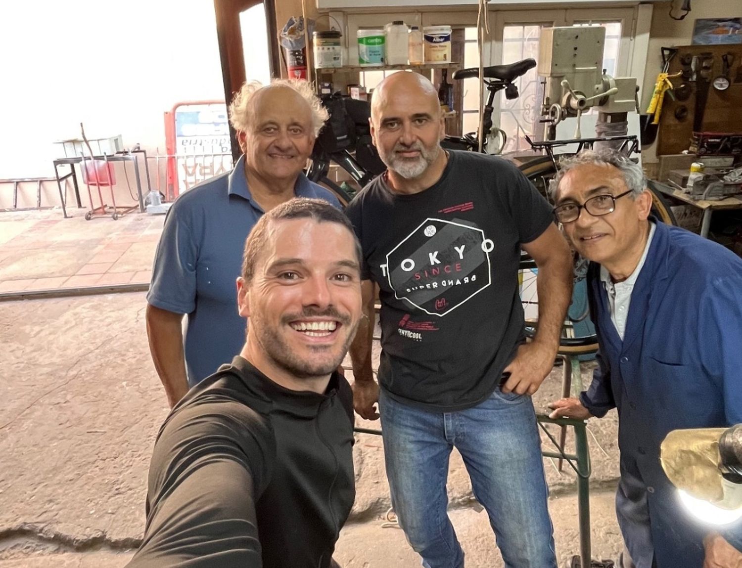 Felipe junto a los trabajadores de la tornería