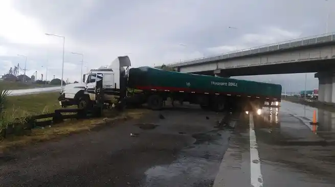 Triple choque en la intersección de la Autovía Artigas y la Ruta 20