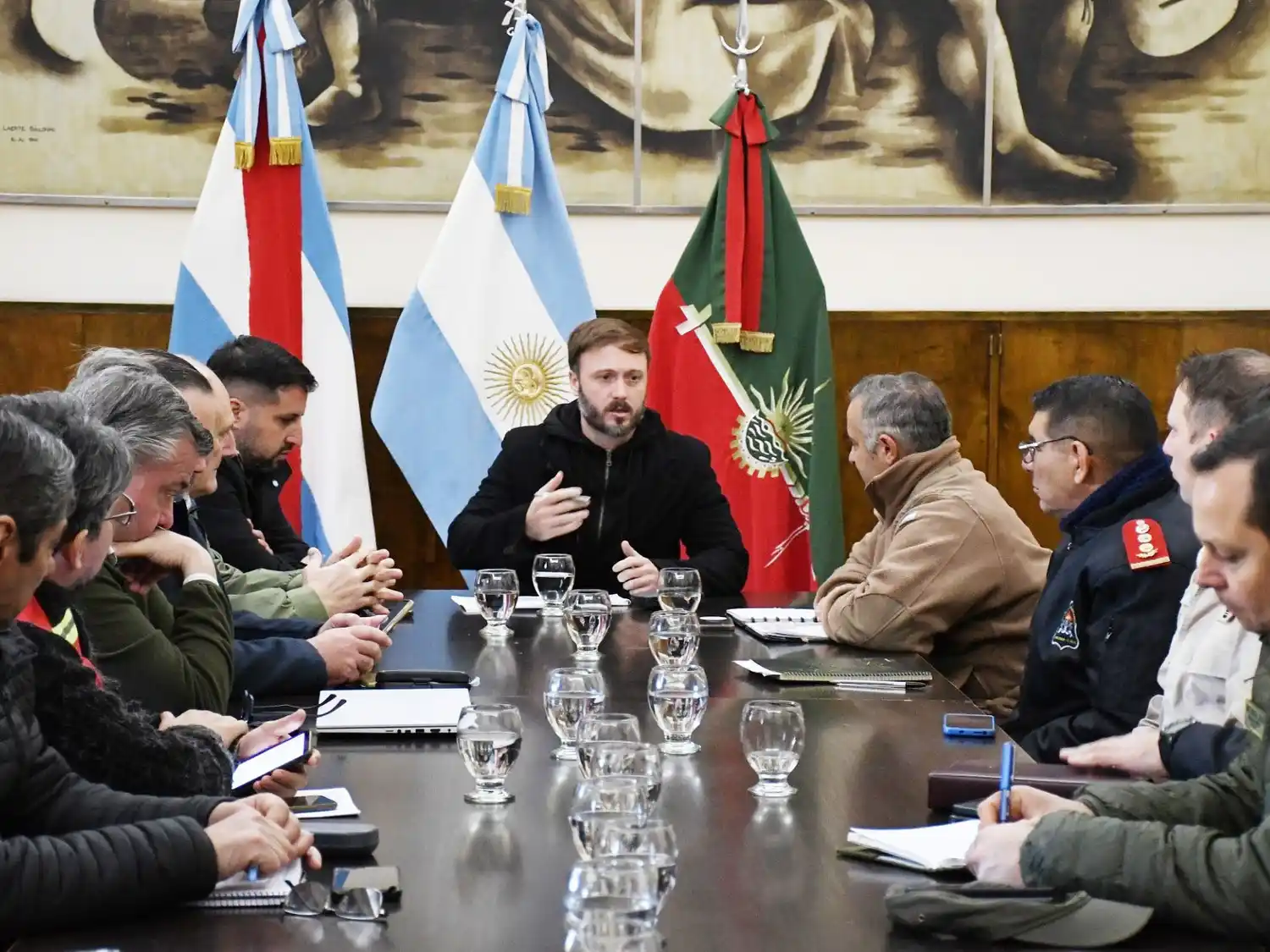 Azcué encabezó una reunión del COE y ya se realizaron las primeras evacuaciones