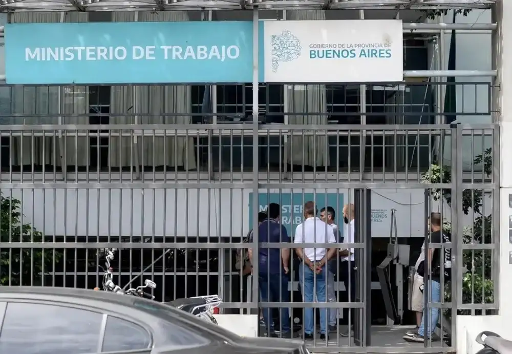 La oferta replica el esquema presentado previamente al sector docente y se aplicará sobre los salarios de junio.