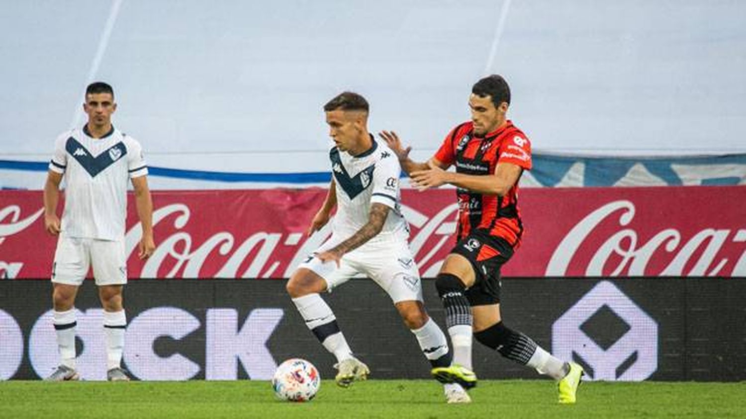 Patronato hizo un buen partido, pero no pudo con Vélez y cayó por 1 a 0