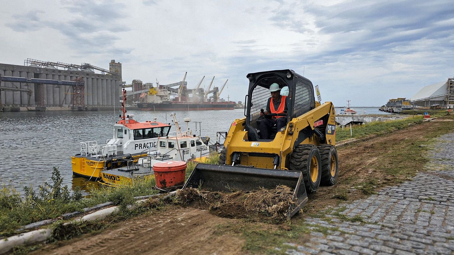 Continúan los trabajos de limpieza y mantenimiento en Puerto Quequén
