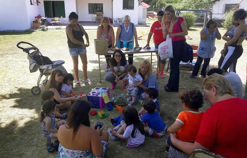 Alumnos de 4° año entregaron al Gayone juguetes con material reciclado