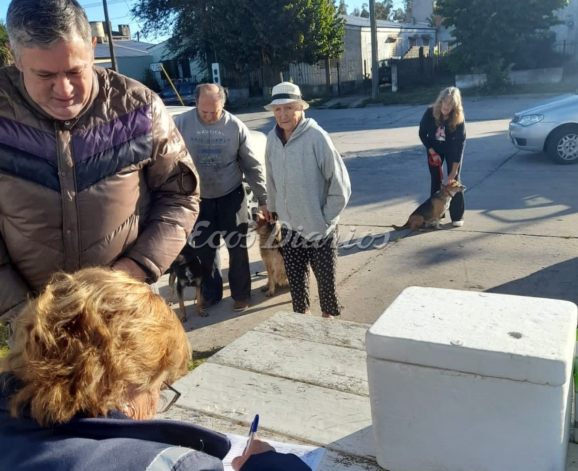 Numerosos. Vecinos llevaron sus mascotas a vacunar