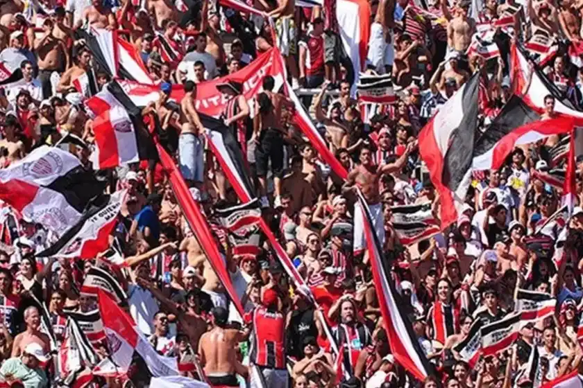 Violencia en el fútbol de ascenso: mataron de una puñalada a un hincha en la cancha de Chacarita