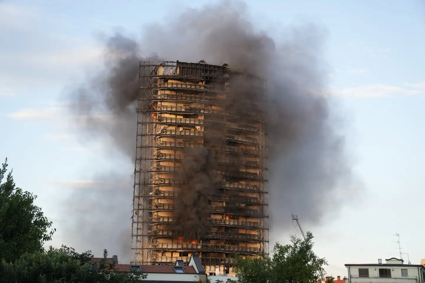 Se incendió un rascacielos en Milán