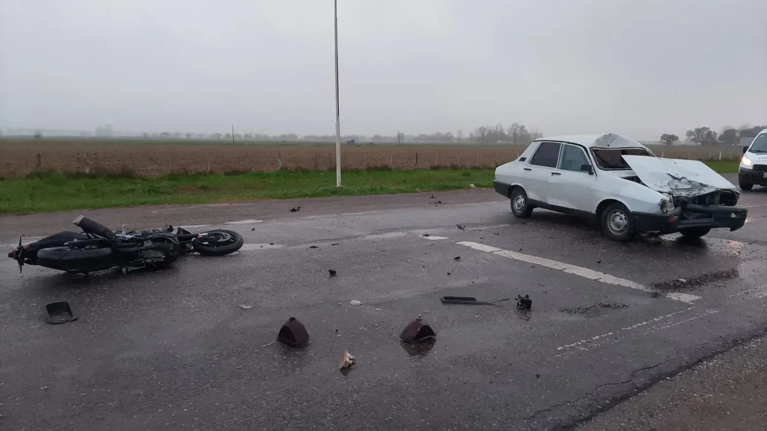 Accidente fatal en Ruta 10: un motociclista chocó de frente contra un automóvil