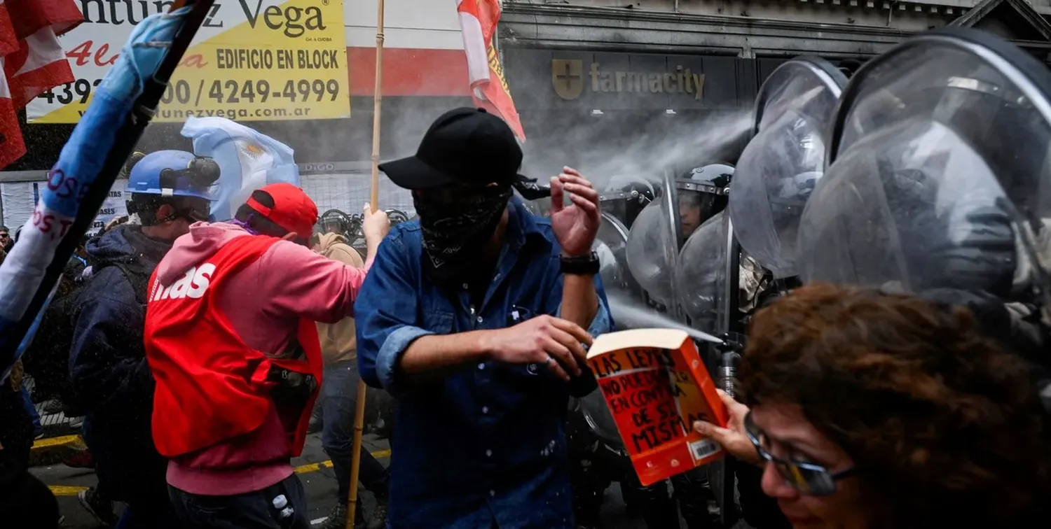 Los uniformados, que realizaban un doble cordón para rodear el edificio parlamentario, arrojaron algunos gases lacrimógenos contra los manifestantes. Crédito: Reuters/Mariana Nedelcu.