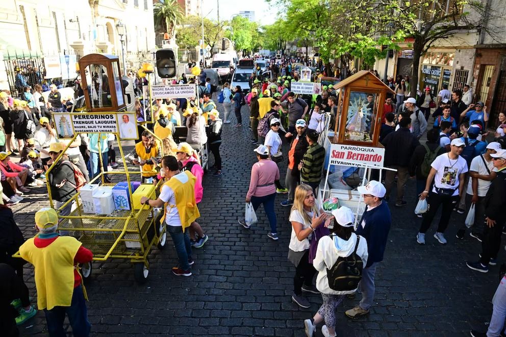 Miles de fieles se congregan en Luján