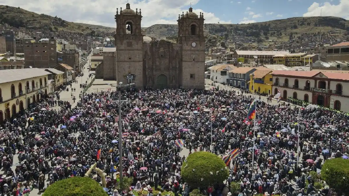 VAN 17 MUERTOS tras manifestaciones en Perú (+FOTOS)