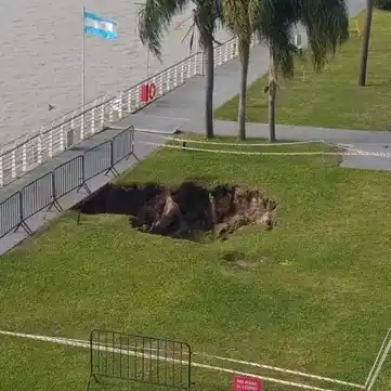 Apareció un gran socavón por una zona de la Terminal Fluvial.