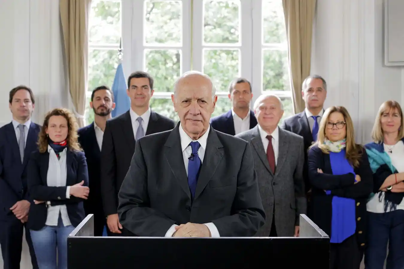 Lavagna suspendió su campaña por la crisis y pidió la emergencia alimentaria