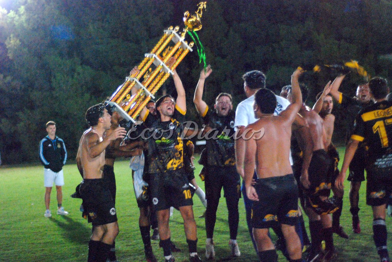 10 y capitán. Franco Mauricio levanta el trofeo junto a sus compañeros