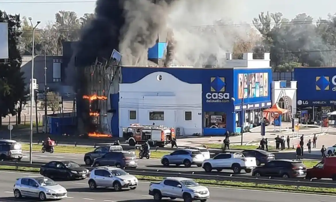 Voraz incendio en un comercio de electrodomésticos del KM 50