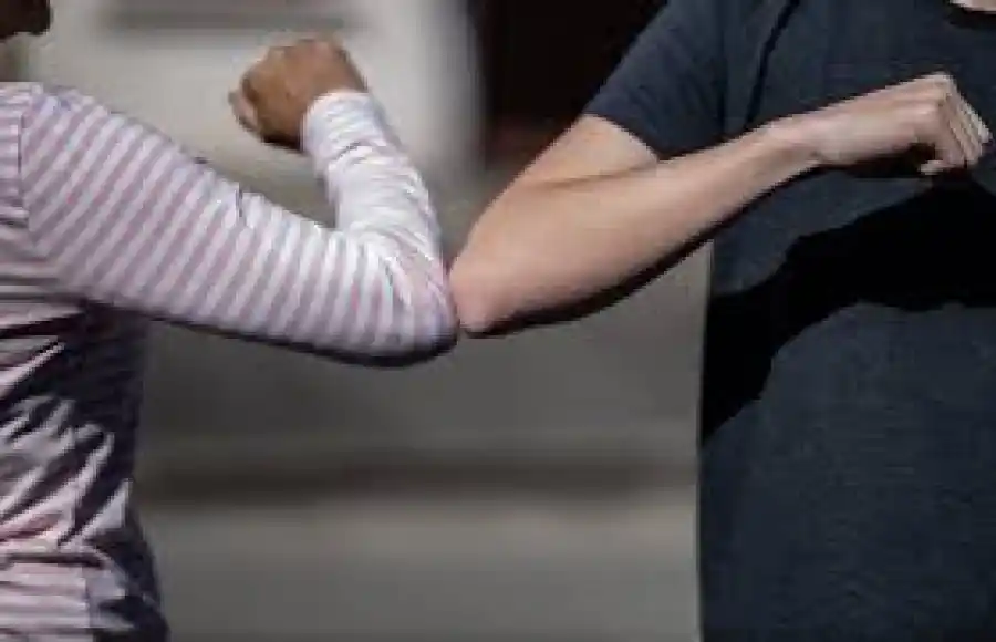 La OMS desaconseja saludarse con el codo
