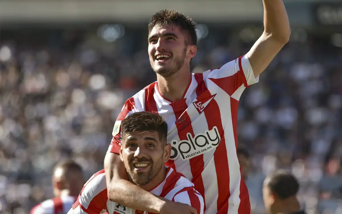 Del Prete y Leandro Díaz festejan el definitivo 4-4 en el Bosque.