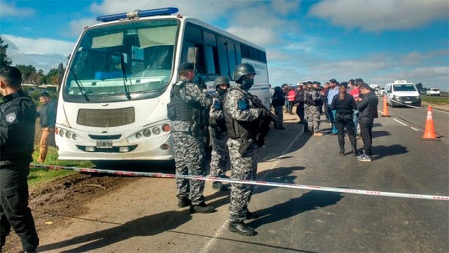 Presos armados escaparon tras una emboscada al colectivo que los trasladaba