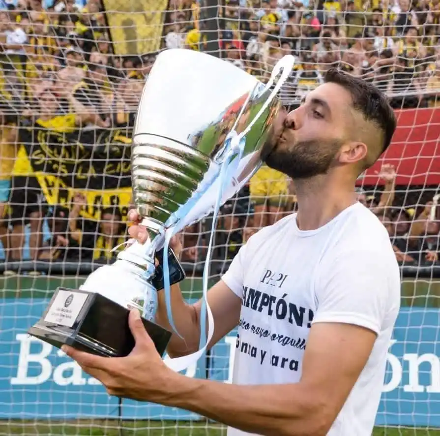 Pérez, celebrando el ascenso de Deportivo Madryn en 2021.