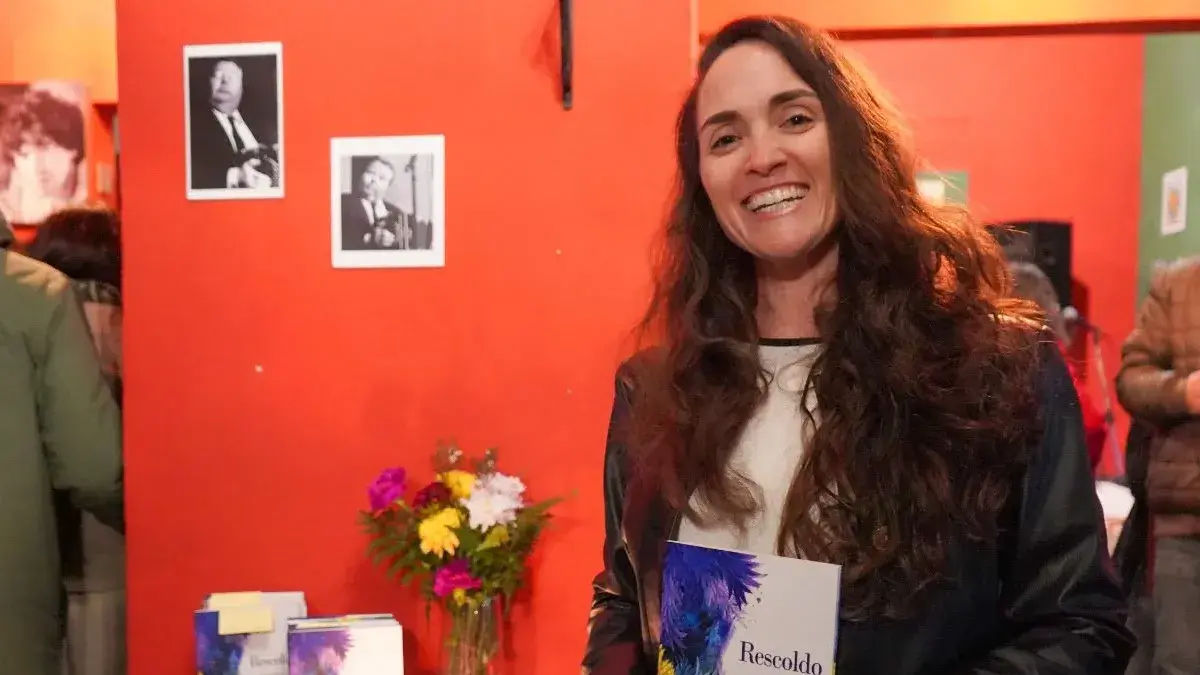 Paula Florez. Presentó su primer libro, "Rescoldo"