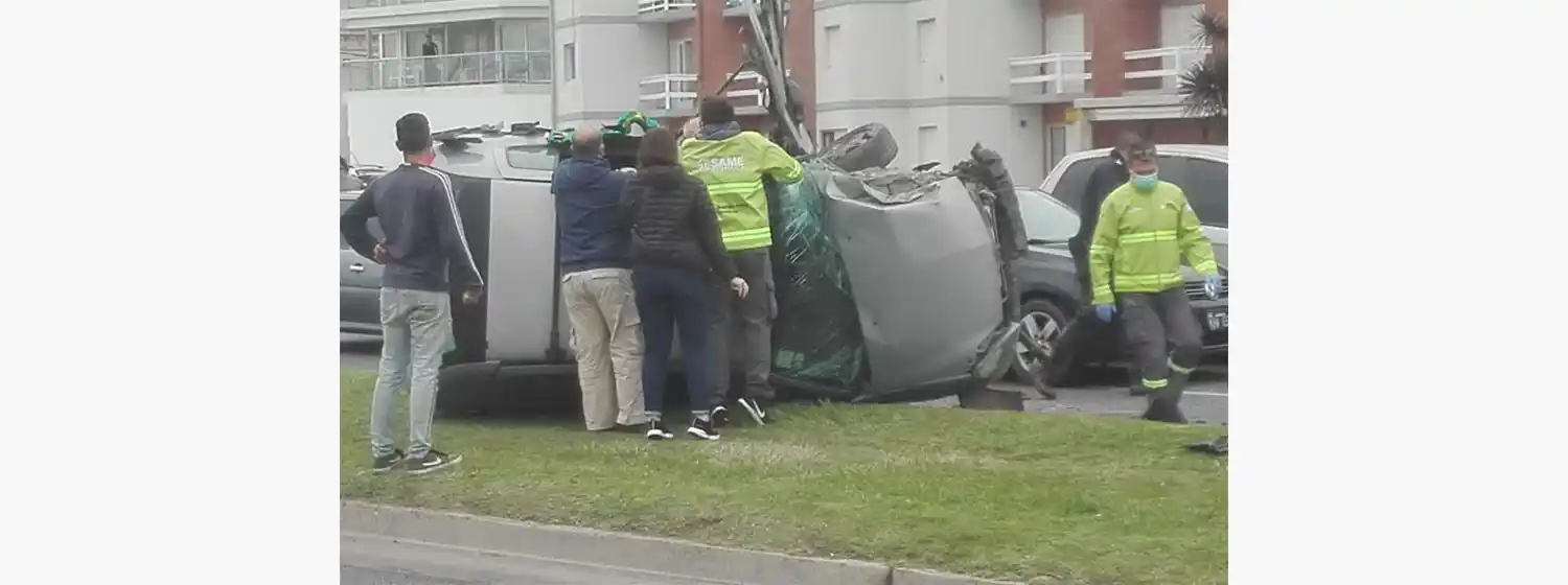 Impactante choque y vuelco en la costa