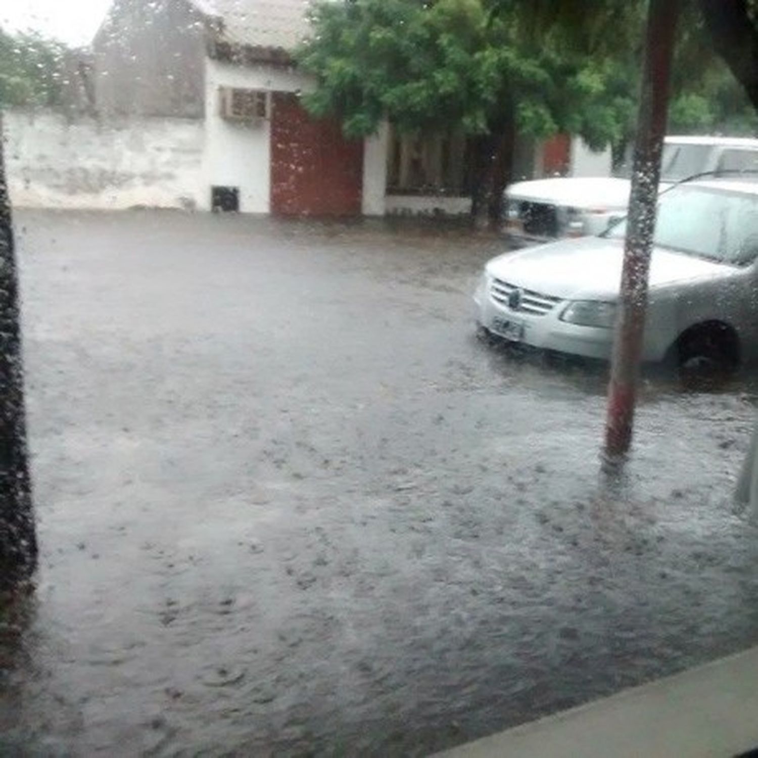 Fuerte temporal azotó 30 de Agosto: Inundaciones y 40 evacuados