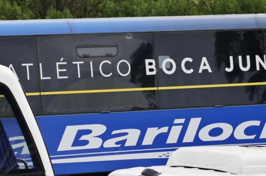 Atacaron a piedrazos un micro de Boca cuando llegaba al Gigante de Arroyito