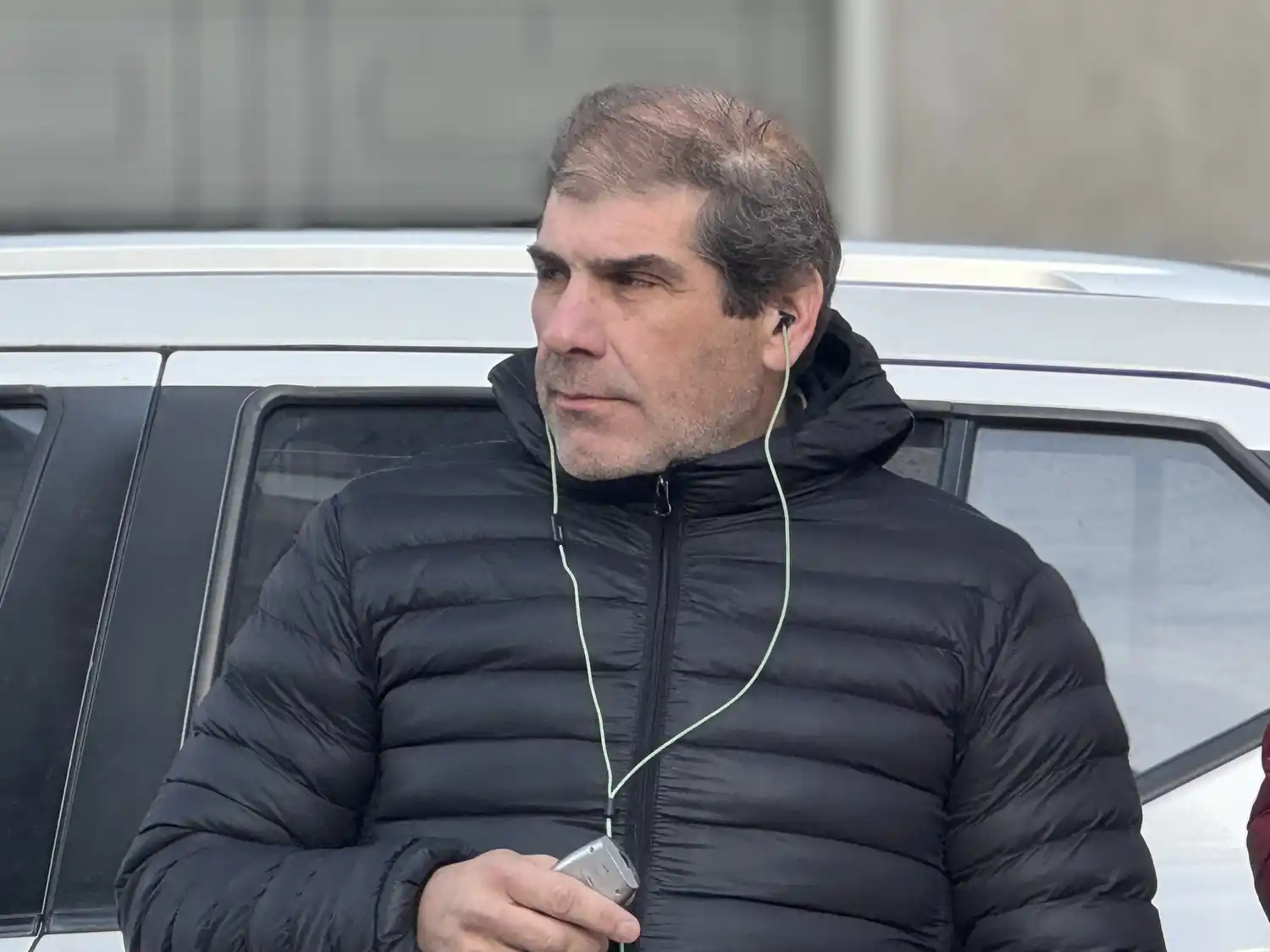 El concejal Mauro de Rosa, víctima de una atentado a balazos en su auto, estaciondo en la puerta de su casa.