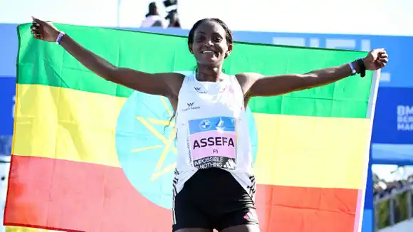 ¡SOBRENATURAL! Una corredora etíope de 26 años pulveriza récord mundial de maratón femenino