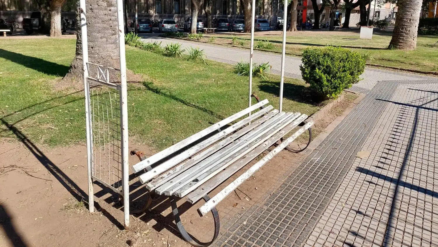 Banco roto en la plaza Constitución: "Si no es una cosa es la otra"