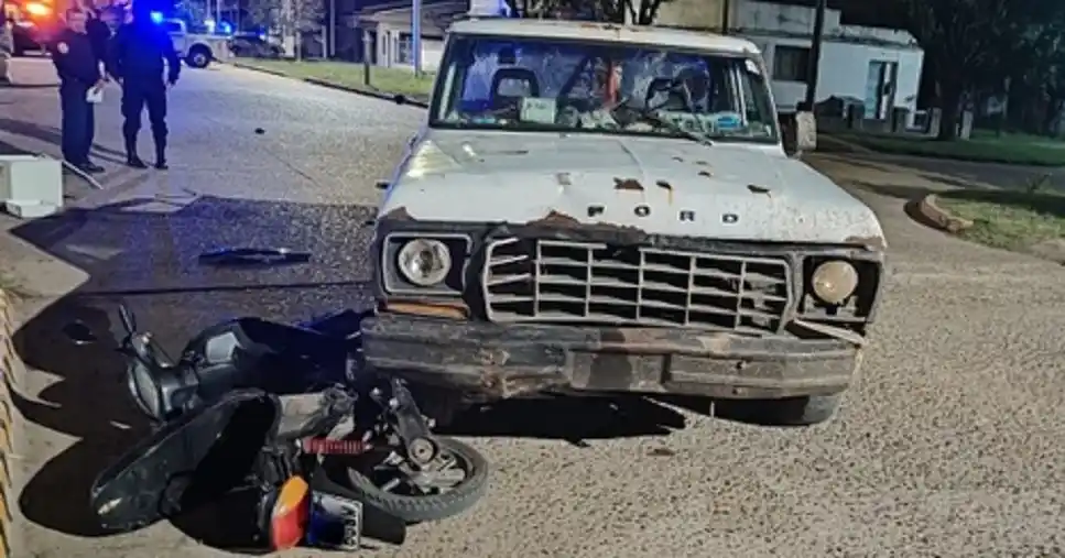 Un joven que trabaja de delivery sufrió una seria lesión tras chocar contra una camioneta