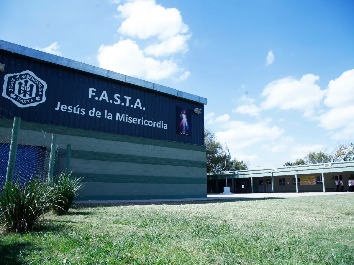 Fasta “azul”: un colegio privado en el corazón de un barrio humilde  