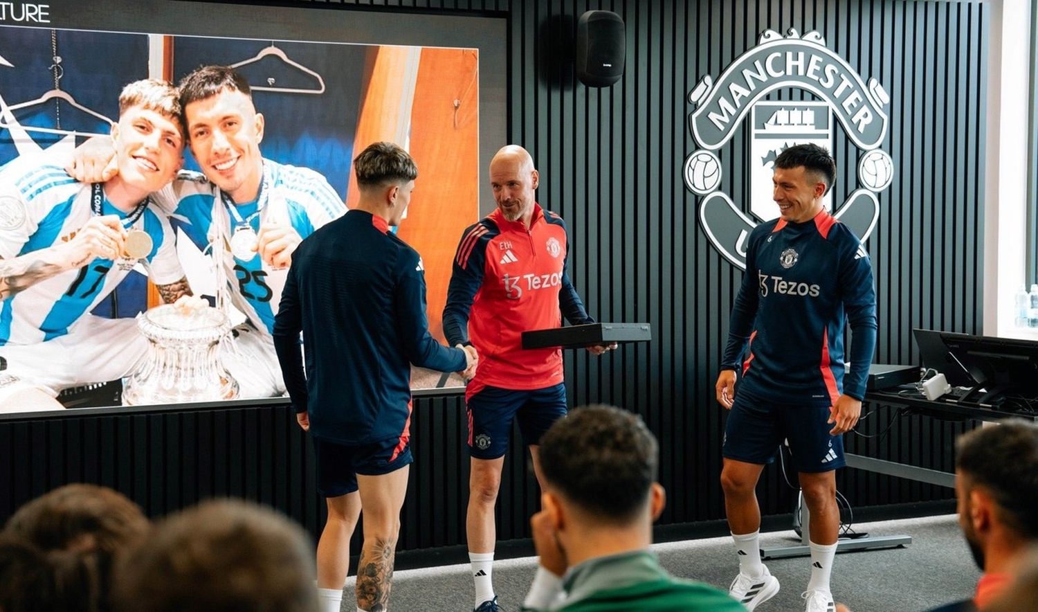 Lisandro Martínez y Alejandro Garnacho, reconocidos en Manchester United por la Copa América