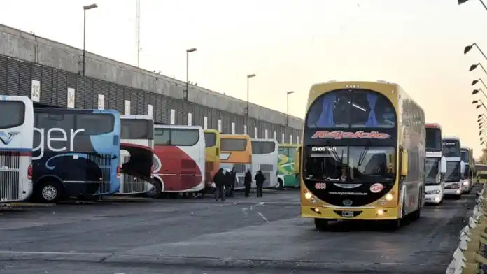 Oficializan reanudación de servicios de micros de larga distancia y vuelos: qué dice el decreto