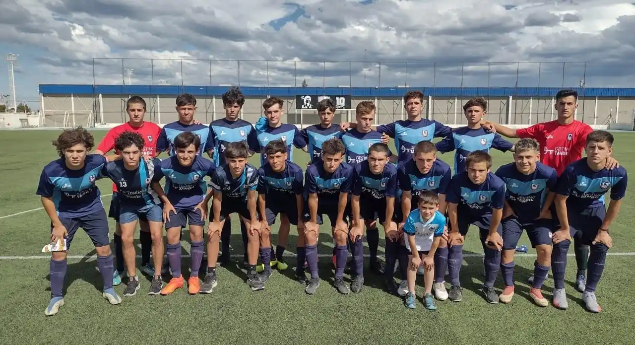 El plantel tandilense, antes del partido de ayer.