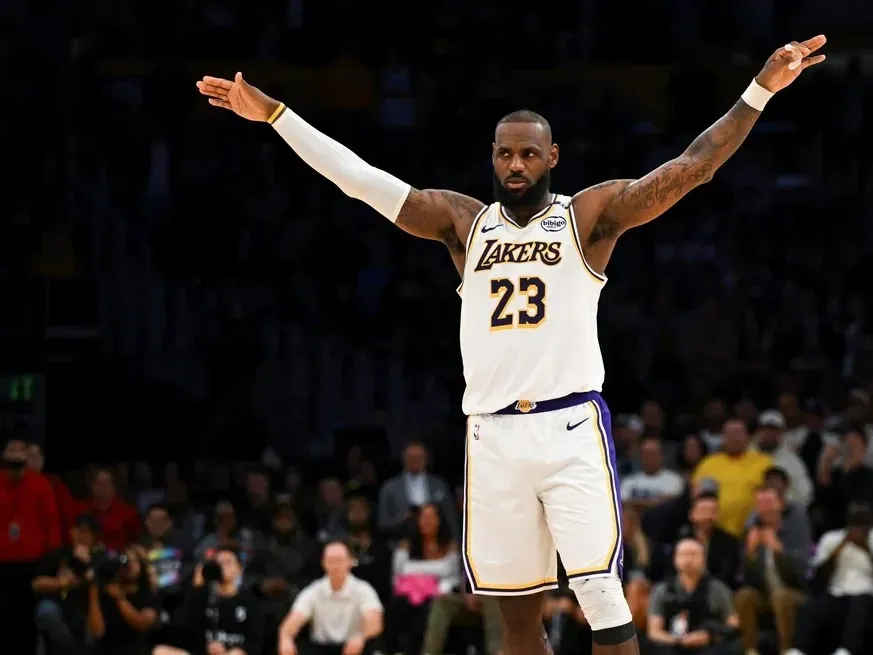 El "rey" sigue haciendo historia en la NBA. Crédito: Reuters.