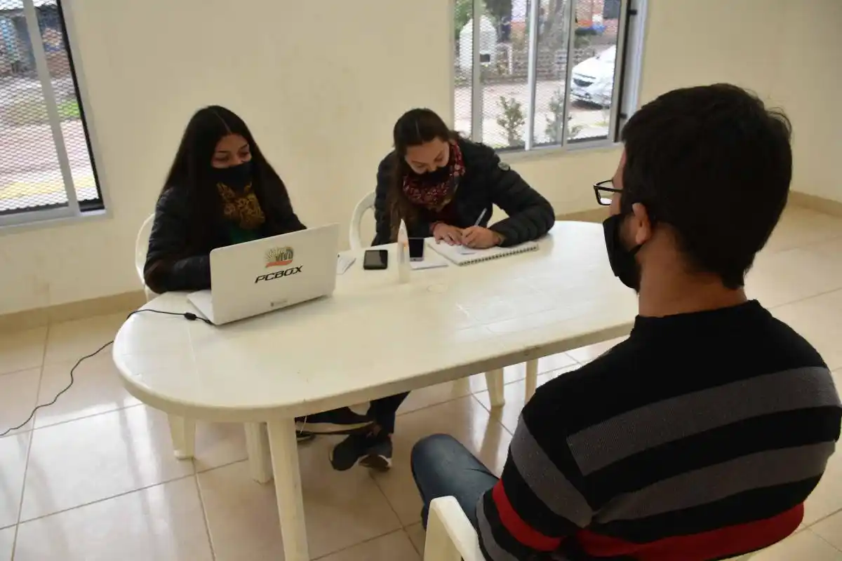 Se inscribe en distintos puntos para vacunación COVID-19