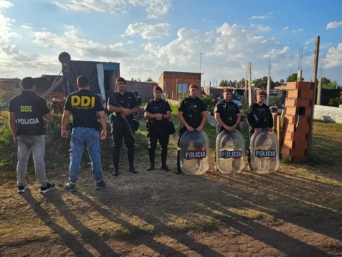 En el operativo se procedió a la aprehensión de uno de los involucrados, quien al momento de las diligencias opuso resistencia y desobedeció las órdenes del personal policial.