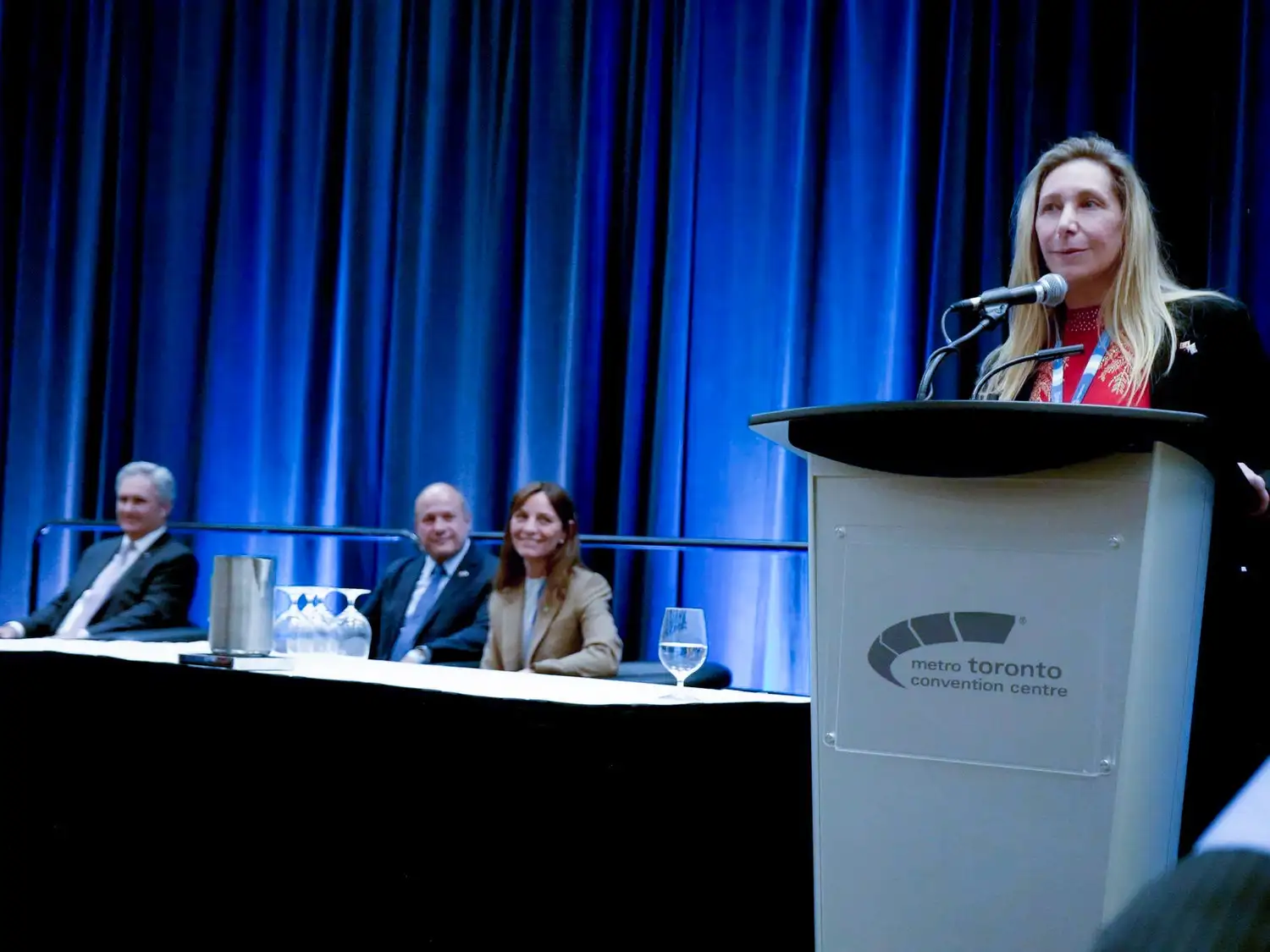 Karina Milei expuso en Toronto.