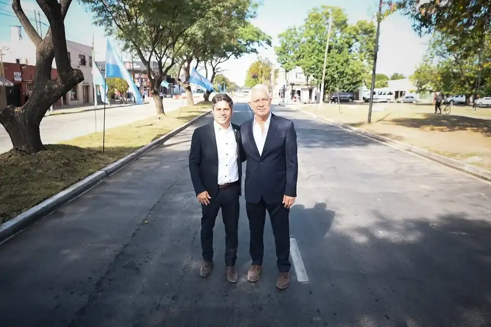 El gobernador Axel Kicillof junto al intendente Julio Alak.