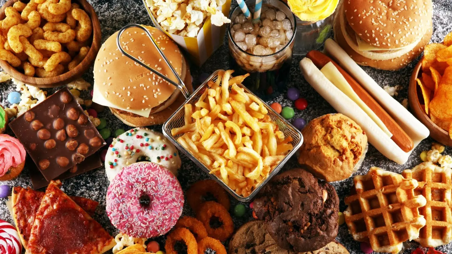 Casi el 70% del sodio proviene de alimentos procesados.