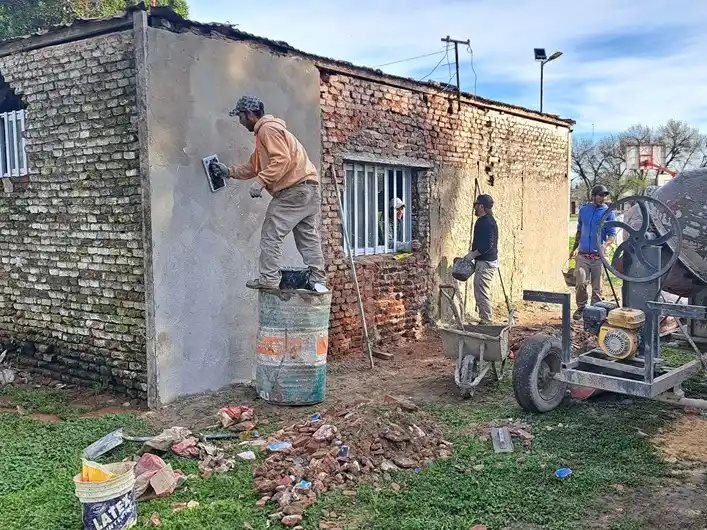 Los trabajos avanzan a buen ritmo en el Salón de Deportes cañaseño.