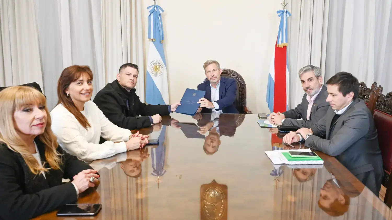 El gobernador firmó convenios con municipios y comunas para fortalecer el mantenimiento 
de caminos provinciales