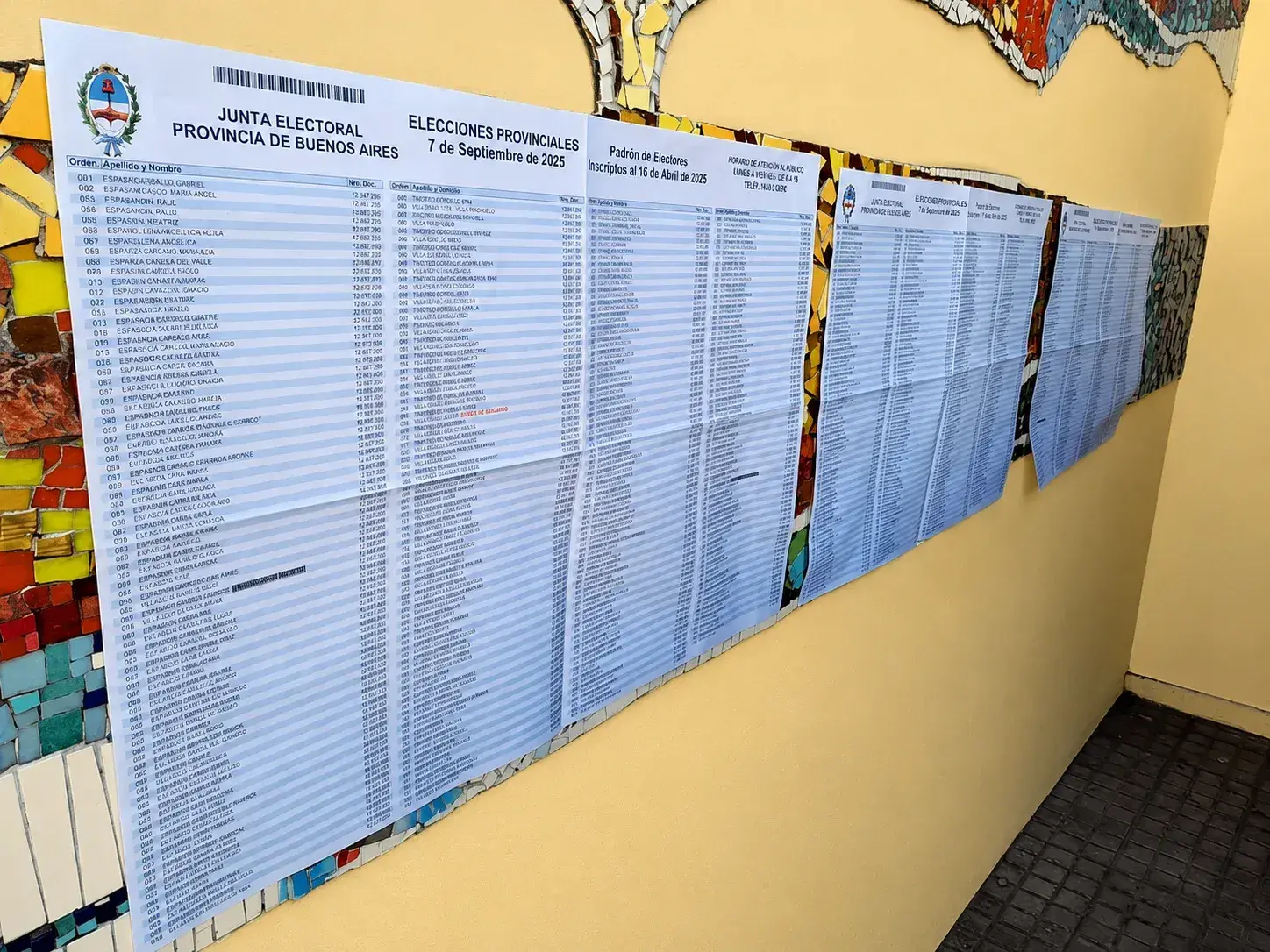 El padrón electoral en la pared de una escuela.