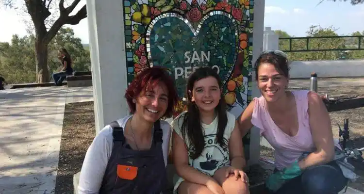 Terminaron los trabajos de las mosaiquistas en el mural de calle Mitre y ahora van por la escalera