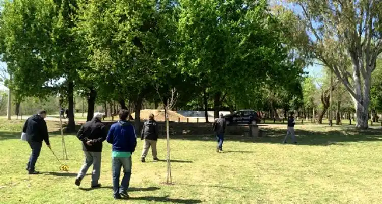 Mastai: Mientras desagotan el piletón, productores recorren el predio