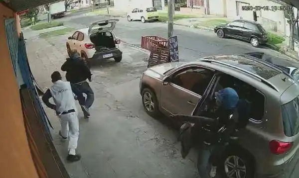 Video: Brutal robo con ametralladoras en supermercado chino de Tres de Febrero