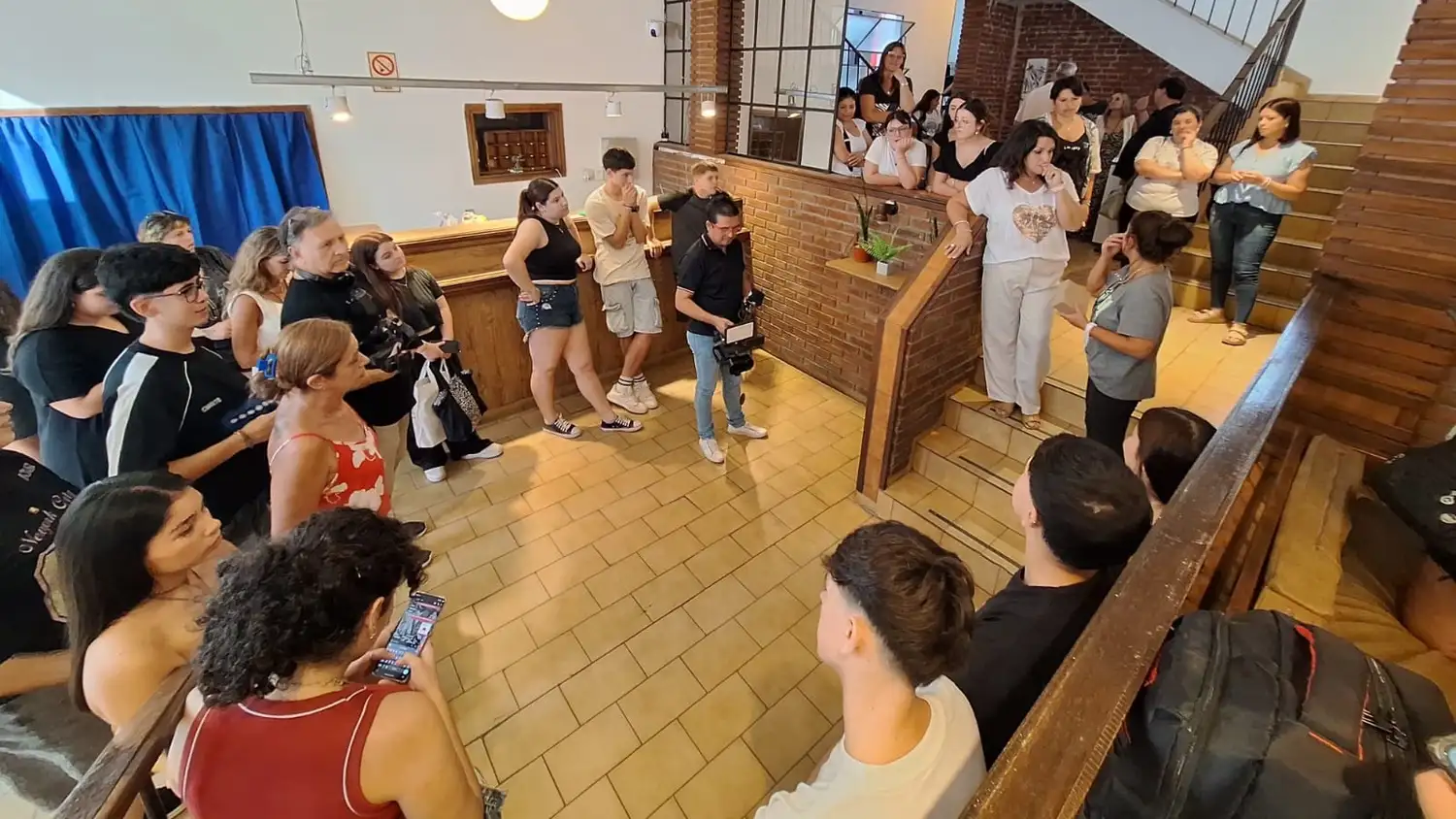 Estudiantes, padres y funcionarios de ambas municipalidades en la inauguración de la residencia estudiantil.