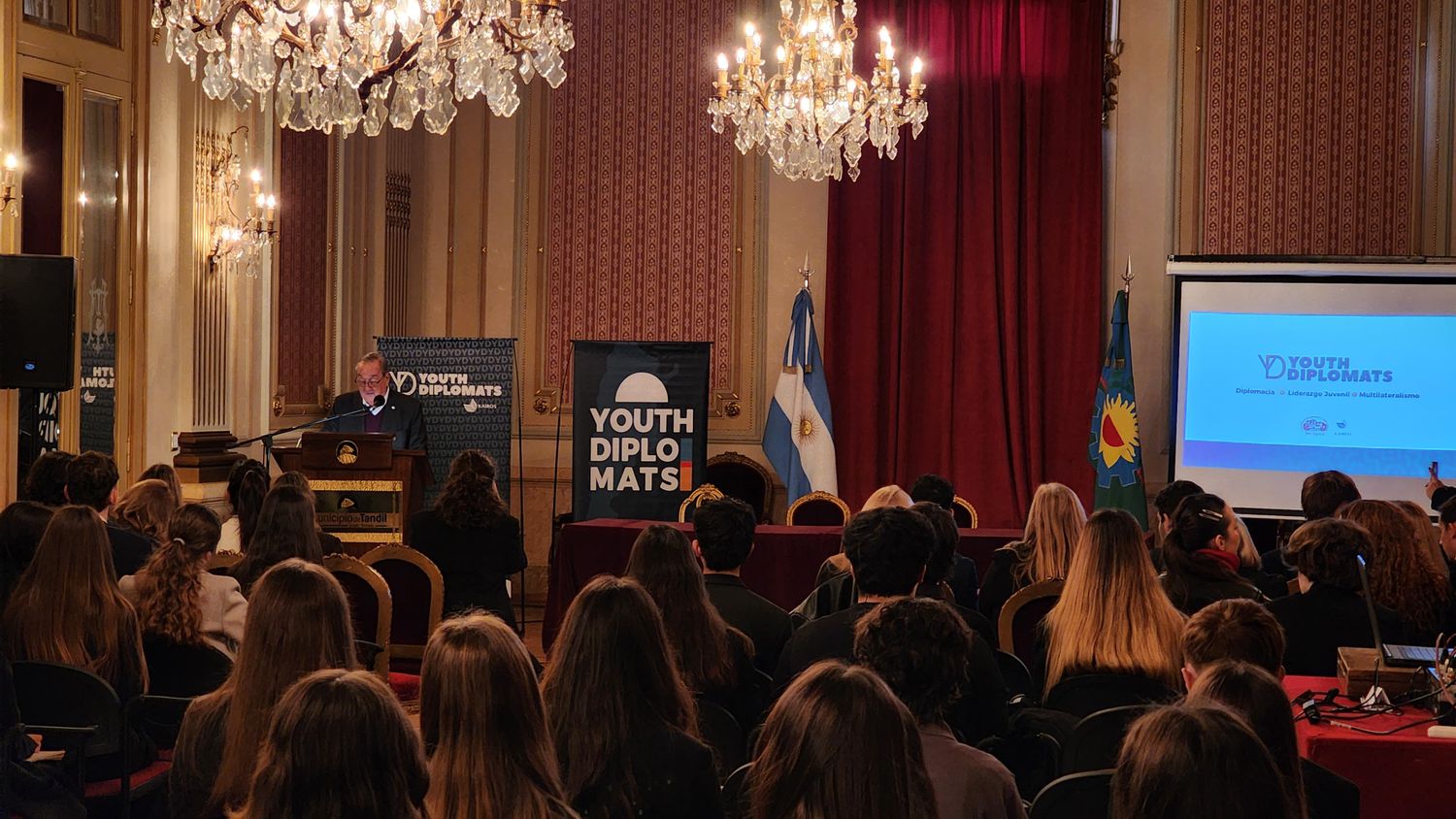 Lunghi instó a jóvenes de todo el país a desarrollar el pensamiento crítico